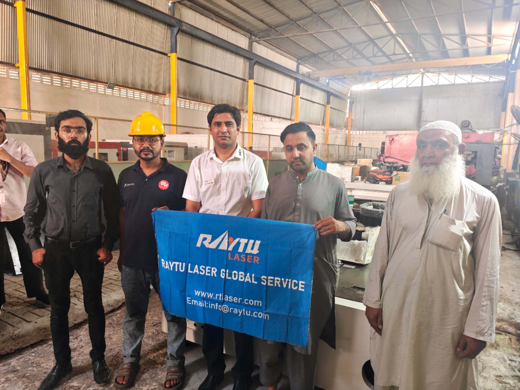 قطع الفولاذ المقاوم للصدأ بدقة عالية باستخدام جهاز Raytu 3015H في باكستان.